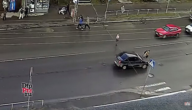 ГИБДД разыскивает водителя, сбившего ребенка на Мерецкова (видео)