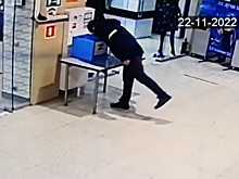 Арзамасец плюнул в коробку для сбора гуманитарной помощи участникам СВО