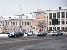 Колонна автомобилей, украшенных флагами Российской Федерации, проехала по дорогам областной столицы