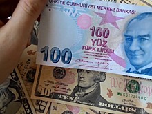 Большинство туристов в зарубежные поездки предпочитает брать наличные