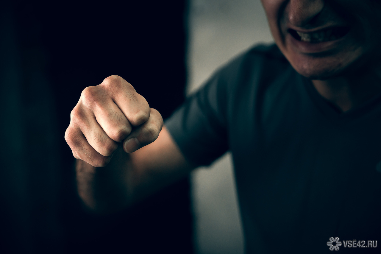 Суд наказал тюменца за избиение приятеля после неудачной шутки о стрижке жены