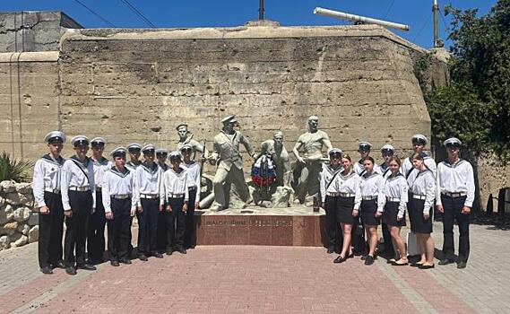 Юные куряне несли Вахту Памяти на 14-й береговой батарее в Севастополе