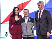 Министр спорта РФ вручил 82-летнему марафонцу из Прикамья золотой знак ГТО