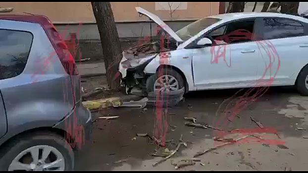 В Москве водитель такси протаранил четыре автомобиля и врезался в дерево