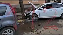 В Москве водитель такси протаранил четыре автомобиля и врезался в дерево