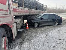 Под Оренбургом легковушка влетела под грузовик