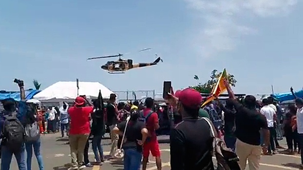 Камуфлированные вертолеты летают над протестующими в столице Шри-Ланки