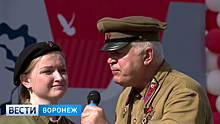 На железнодорожном вокзале Воронежа звучали песни военных лет