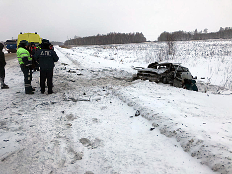 На трассе Омск - Тюмень водитель застрял в помятом автомобиле