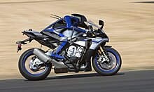 Yamaha устроила гонку мотогонщика и беспилотного мотоцикла