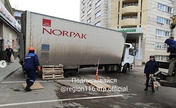 В Казани фура провалилась в асфальт