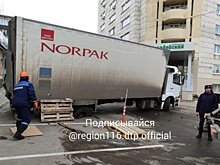 В Казани фура провалилась в асфальт