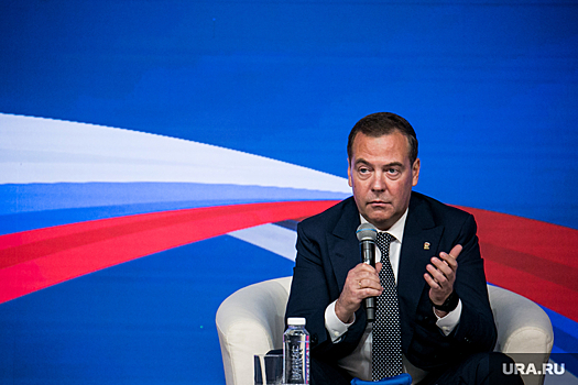 Медведев удивился реакции Twitter на его пост про Польшу