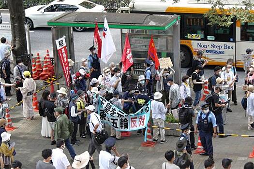 Во время открытия Олимпиады в Токио толпы протестующих собрались у стадиона