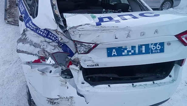 Полицейский чудом увернулся от грузовика на дороге в Екатеринбурге. Видео