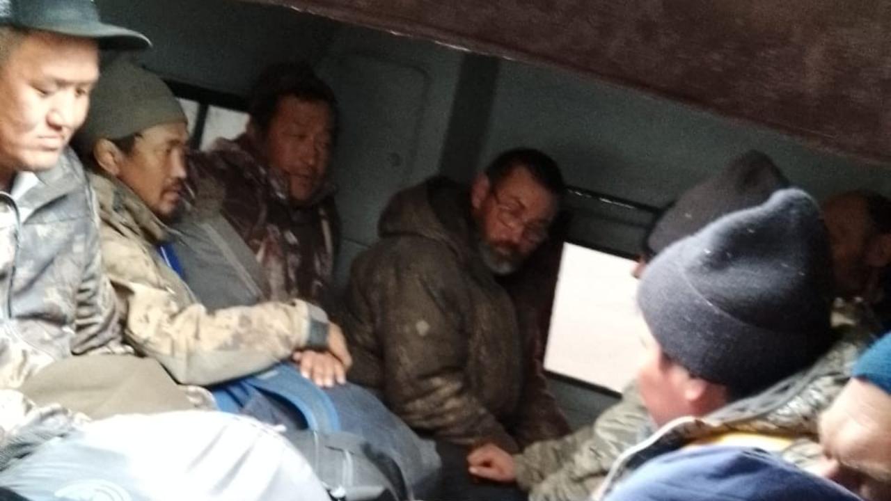Дальнобойщики в Магаданской области попали в водную ловушку из-за паводка