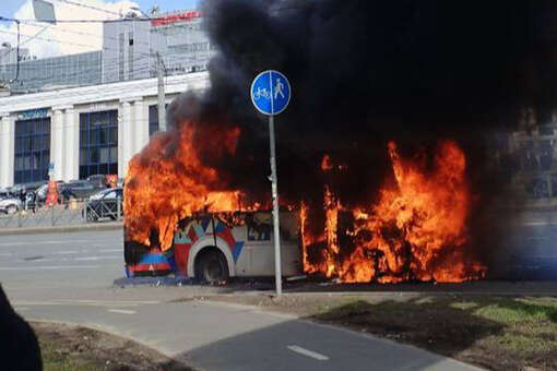 В Санкт-Петербурге на видео попал полыхающий автобус у метро