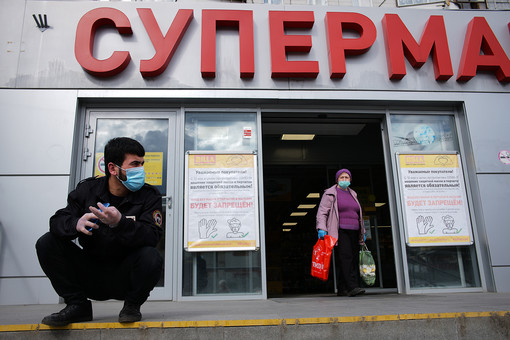 В Воронеже женщина покусала работницу супермаркета и вынесла продукты