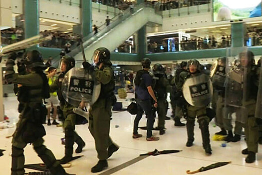 В Гонконге одиннадцать полицейских пострадали во время акций протеста