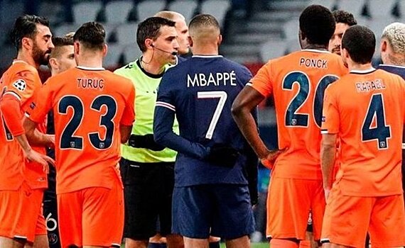 Матч Лиги чемпионов ПСЖ — "Истанбул" прервали из-за расизма со стороны судьи