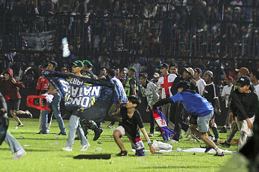 127 человек погибли в беспорядках и давке после футбольного матча в Индонезии
