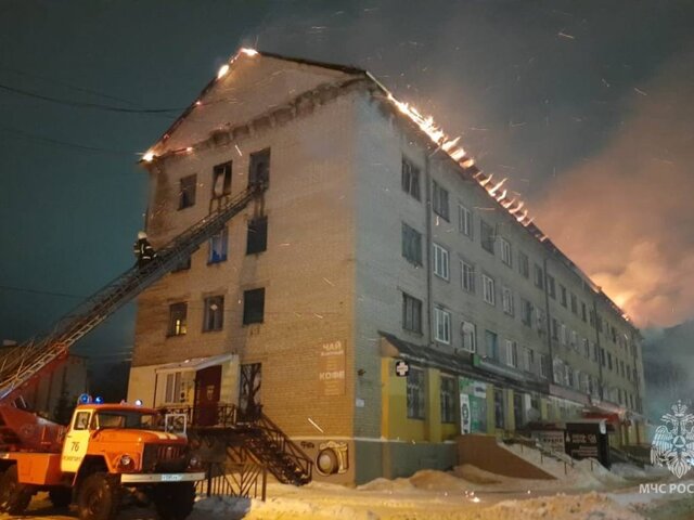Крыша жилого дома загорелась в Тульской области на площади 800 кв м