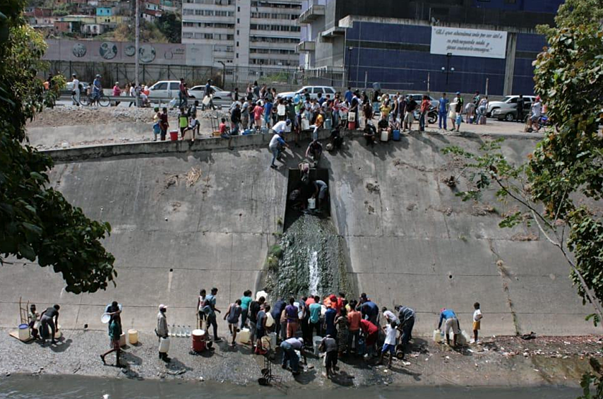 Жители столицы, Каракаса, организуют водоснабжение доступными способами