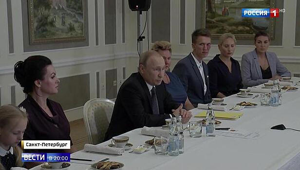 Детям погибших подводников предложили подумать о военной карьере