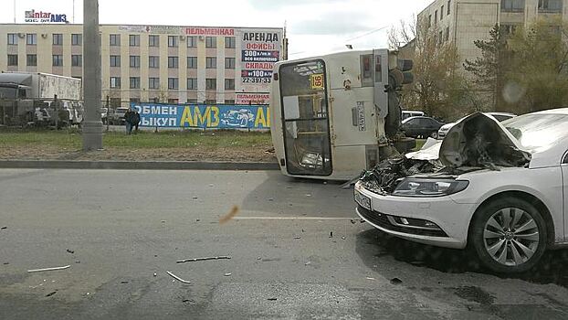 Автобус с 15 пассажирами перевернулся из-за пьяного водителя в Челябинске