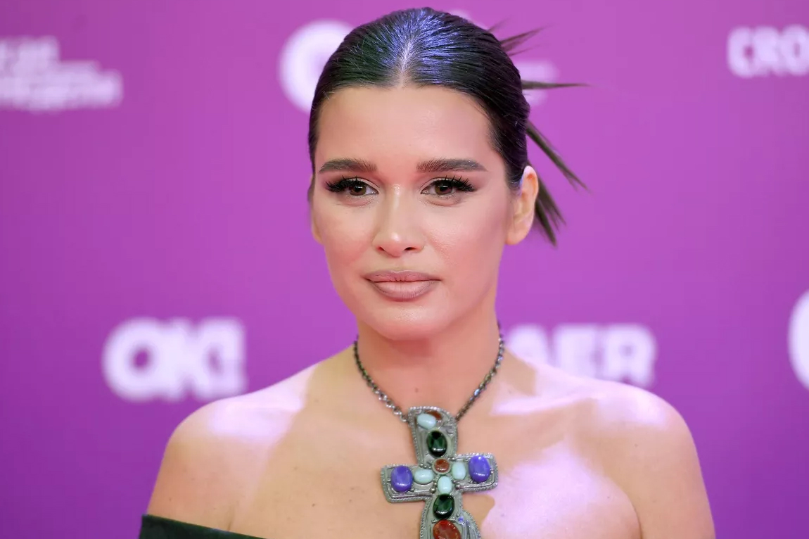 Как поменится с подругой. Подруга грубо отвечает. Бросила подруга цитаты. Подруга грубо отвечает. Цитаты про подруг.