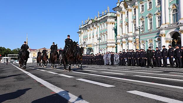 В Санкт-Петербурге в преддверии Дня России состоялся строевой смотр нарядов полиции