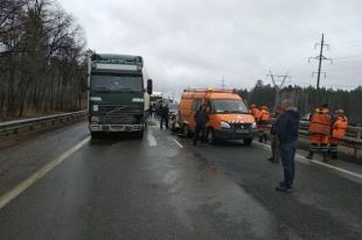 Под Тольятти фура Volvo толкнула «Ладу» на ГАЗель дорожной службы