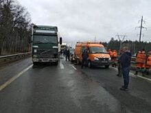 Под Тольятти фура Volvo толкнула «Ладу» на ГАЗель дорожной службы