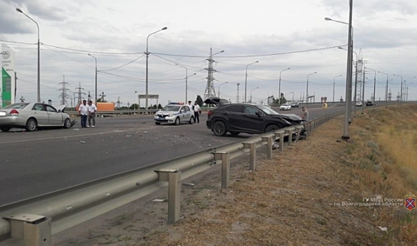 Появилось видео ДТП с тремя пострадавшими на западе Волгограда