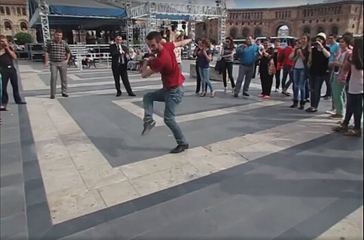 Грузинские танцоры зажгли на главной площади Армении