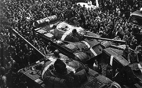 «Левада»: половина россиян не знает о вторжении СССР в Чехословакию