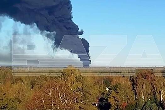 18 вагонов с бензином сошли с рельсов после столкновения поезда с большегрузом в России