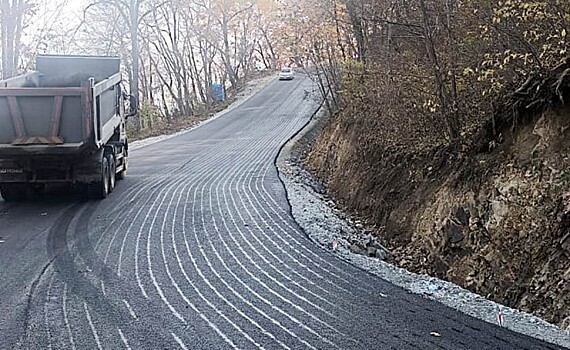 Во Владивостоке асфальтируют дорогу, ведущую к детскому центру «Маяк»