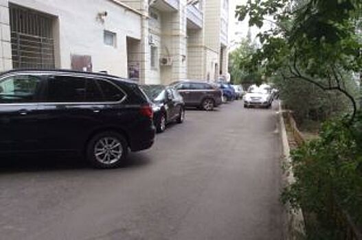 Мэру Казани пожаловались на отсутствие парковки во дворе дома по ул. Глушко
