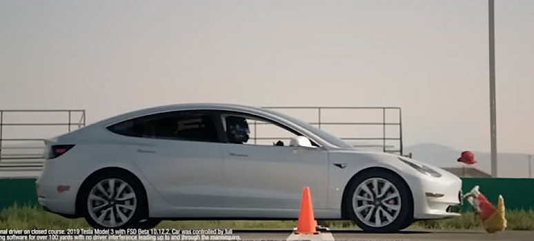 Это провал: Tesla на автопилоте трижды сбила манекен ребенка – теперь функцию могут запретить