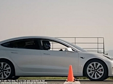Это провал: Tesla на автопилоте трижды сбила манекен ребенка – теперь функцию могут запретить