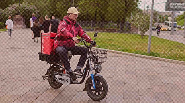 В «Яндексе» и OZON прокомментировали идею запретить курьерам на электровелосипедах ездить по тротуарам