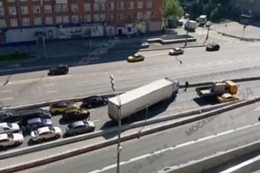 Фура парализовала движение на Дмитровском шоссе