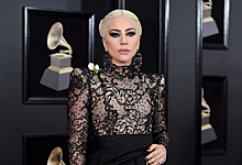 «Грэмми-2018»: Леди Гага удивила «затянутыми в корсет» волосами, а Майли Сайрус — образом принцессы