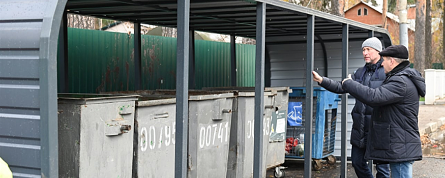 В поселке Ильинский проводят реконструкцию контейнерных площадок в двух дворах