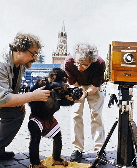 На фото – Виталий Комар и Александр Меламид учат шимпанзе Микки делать фотографии на Красной площади. Несколько снимков с Микки были проданы за 50 тысяч фунтов стерлингов.