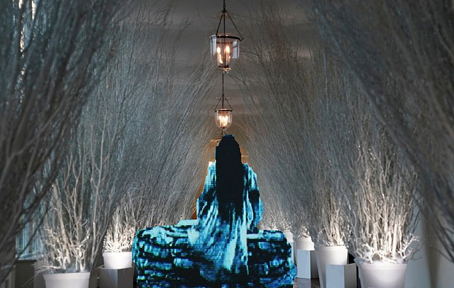 Многие посчитали, что коридор, украшенный белыми деревьями, в темноте выглядит жутко и напоминает кадры из фильмов ужасов "Сияние" и "Звонок"