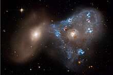 Столкновение между галактиками создает «космический треугольник» на новом снимке от «Хаббла»