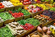 Эксперт объяснил, почему полезно есть овощи и фрукты разных цветов