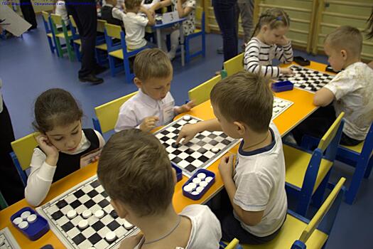 Ученики школы № 1101 сыграли в русские шашки